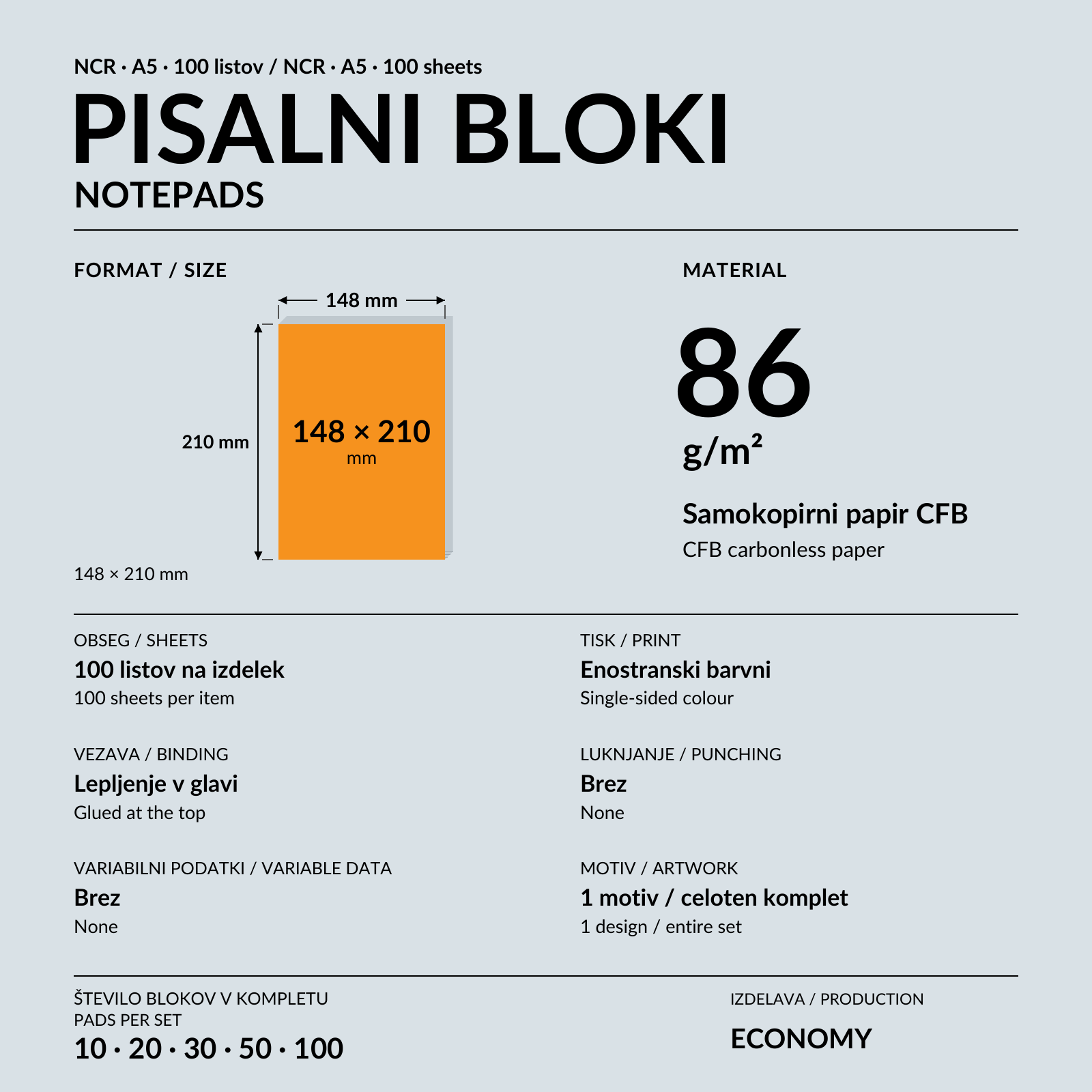 Pisanje v samokopirni blok A5 z belimi listi na oranžni mizi.