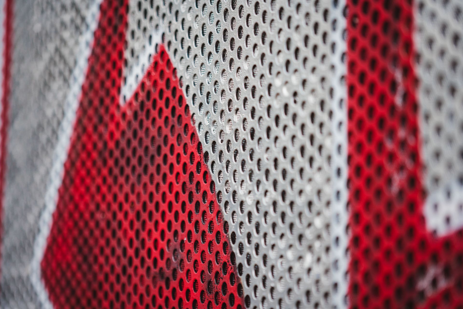Shematski prikaz okenske grafike 100 × 100 cm na perforirani foliji; označeni širina in višina.