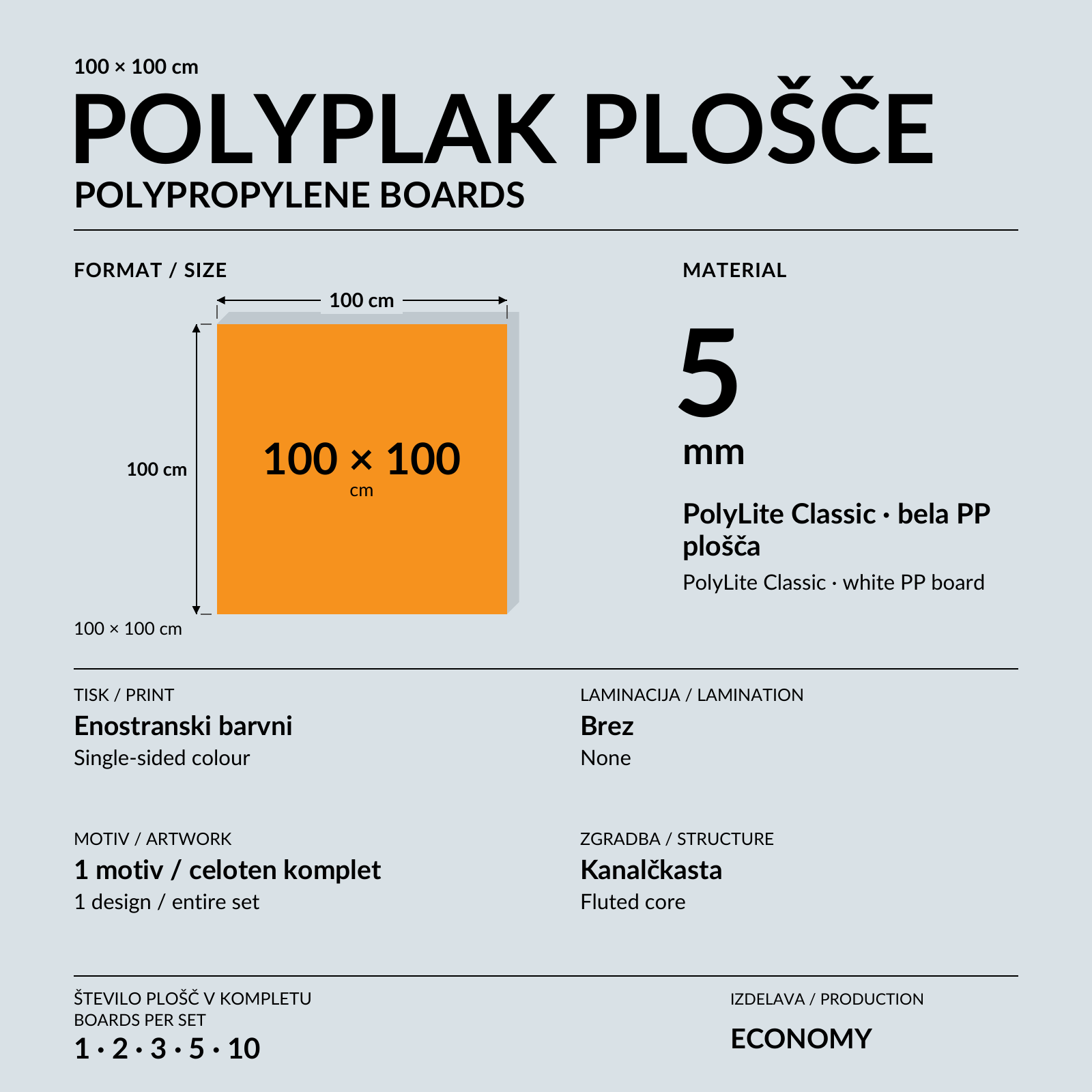 Ženska drži ploščo PolyLite Classic 100 × 100 cm, debeline 5 mm, postavljeno na tla ob oranžni steni.