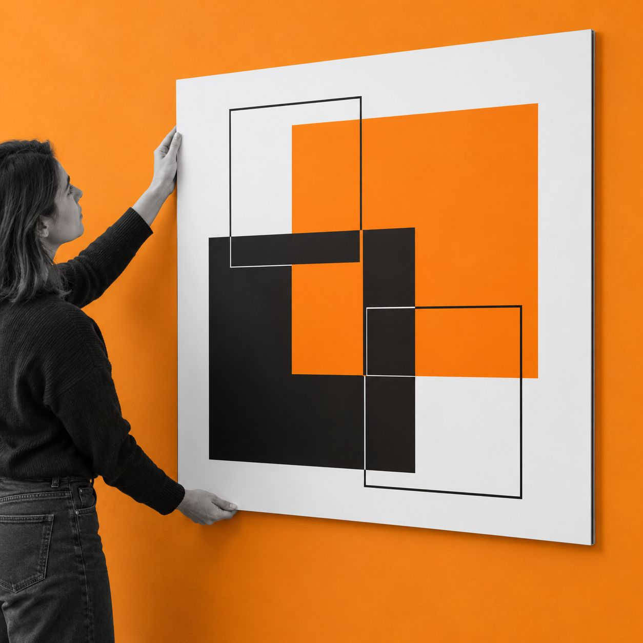 Oseba predstavlja potiskano ploščo Combond 100 × 100 cm z vidnim tankim robom.