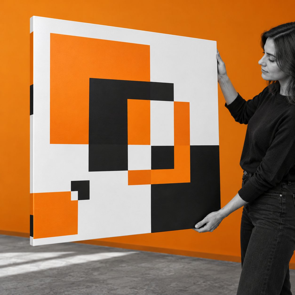 A person presents a 100 × 100 cm Stadur board with a wrapped printed edge by an orange wall.