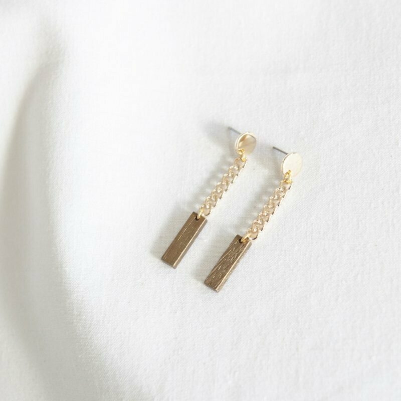 Studio Nok Nok | Playful Chain Earrings with Wooden Pendant Studio Nok Nok | Playful Chain Earrings with Wooden Pendant