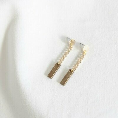 Studio Nok Nok | Playful Chain Earrings with Wooden Pendant Studio Nok Nok | Playful Chain Earrings with Wooden Pendant