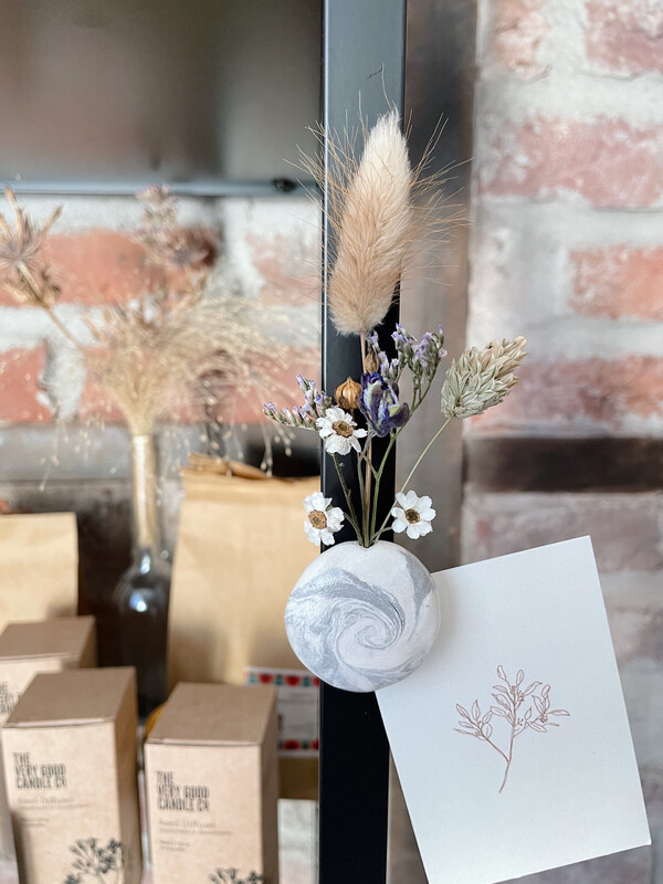 het Kollektief | Grey Marble Clay Magnet with Dried Flowers het Kollektief | Grey Marble Clay Magnet with Dried Flowers