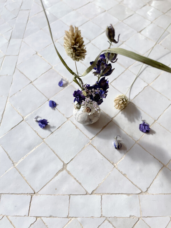 het Kollektief | Grey and white lilac clay vase with dried flowers het Kollektief | Grey and white lilac clay vase with dried flowers