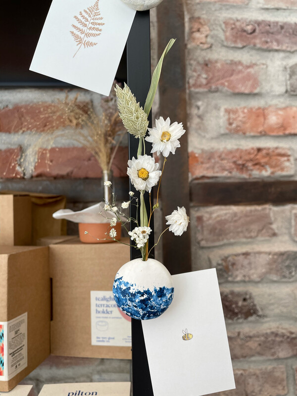het Kollektief | Clay Magnet with Dried Flowers - white clay with blue acrylic 