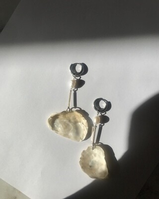 evankrumah | Silver earrings with natural shellfish and keshi pearls - handmade in Cologne