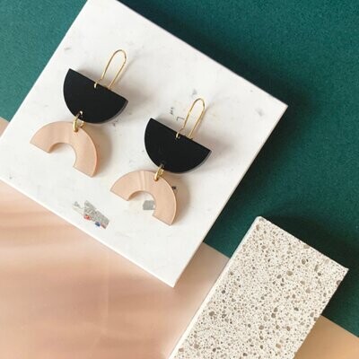 Mimimono | Perfect balance earrings black and pink pearl - recycled greencast acrylic