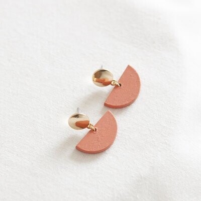 Studio Nok Nok | Gold ear studs with coral red wooden half-moons