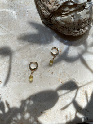 Olá Lindeza  | Gold mini hoops sunshine yellow glass pearls - 14k gold-plated stainless steel