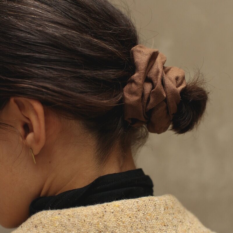 Monk &amp; Anna | Linen Scrunchies - Cocoa brown - natural linen