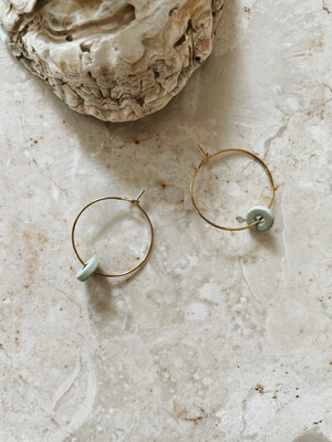 Olá Lindeza | Gold hoops 2,5cm with sage green ceramic pearl - gold-plated stainless steel