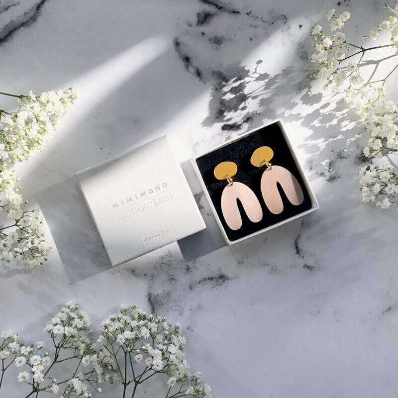 Mimimono | Bloom Node earrings gold &amp; pink pearl - recycled greencast acrylic - handmade in Amsterdam