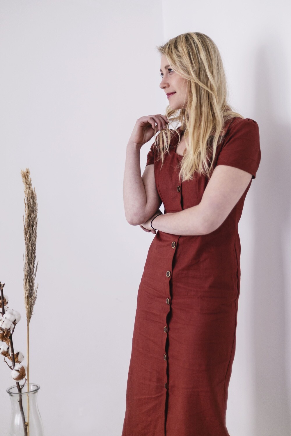 Olá Lindeza | Linen dress with wooden buttons - maroon red - 100% natural linen