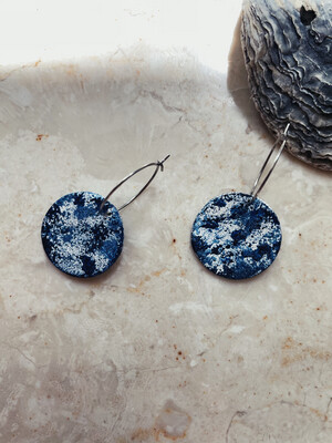 Olá Lindeza  | Silver hoops with blue shimmering clay pendant