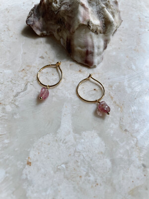 Olá Lindeza | Gold mini hoops with Strawberry Quartz Crystals - 14k gold-plated 925 sterling silver