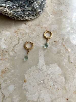Olá Lindeza  | Gold mini hoops Aquamarine blue shimmering glass pearls - 14k gold-plated stainless steel