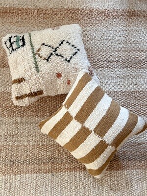 Olá Lindeza | Agizul flatweave Berber pillow - natural wool and caramel brown stripes - 40 x 40cm