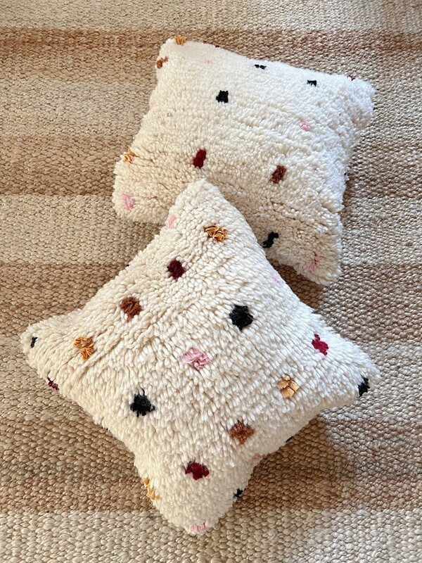 Olá Lindeza | Gwafa Azilal Berber pillow - natural wool and big playful dots - 45 x 45cm