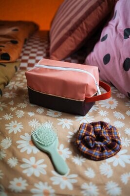 Sticky lemon | Toiletry bag 20x12x11cm- recycled PET bottles - pink & maroon (available in different colors)