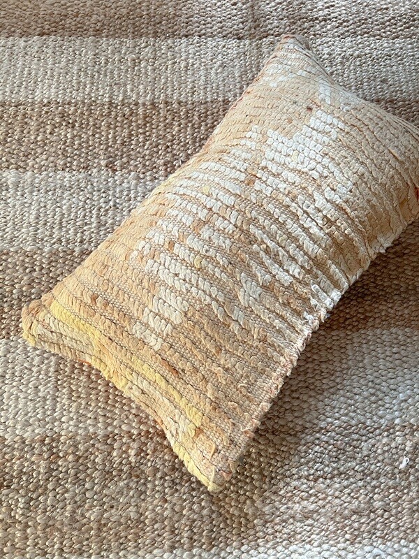 Olá Lindeza | Flatweave Berber pillow - double sided/reversible - natural wool white and yellow - 60 x 40 cm