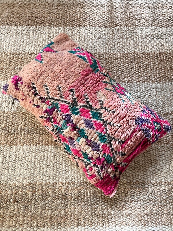 Olá Lindeza | Boujad Berber pillow Lim - natural wool pink peach emerald green violet black and white  - 60 x 40 cm