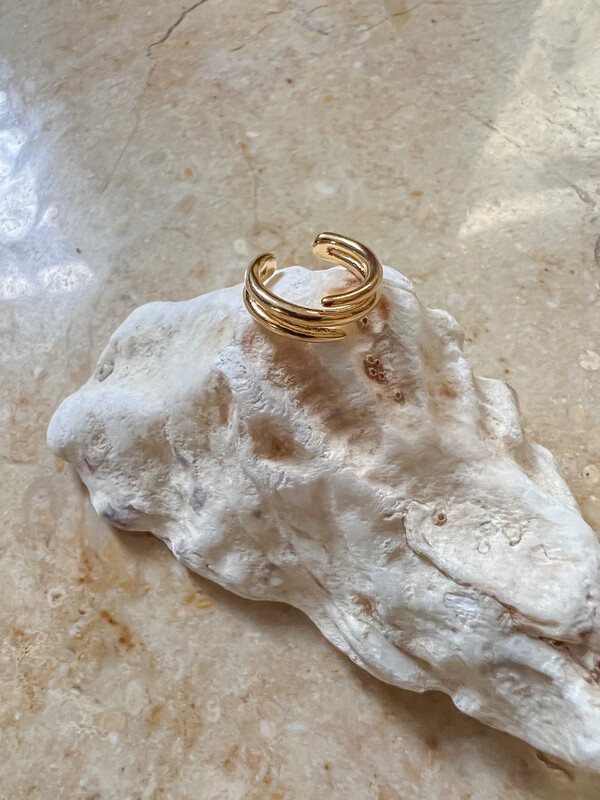 Olá Lindeza | Gold ear cuff - 14k gold-plated stainless steel Olá Lindeza | Gold ear cuff - 14k gold-plated stainless steel