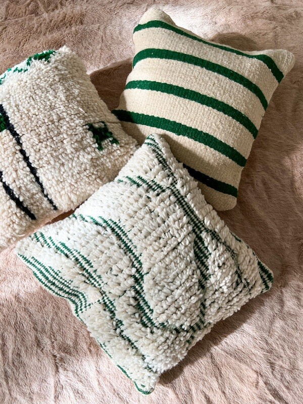 Olá Lindeza | Berber pillow with green embroidery pattern - 45 x 45 cm - natural wool