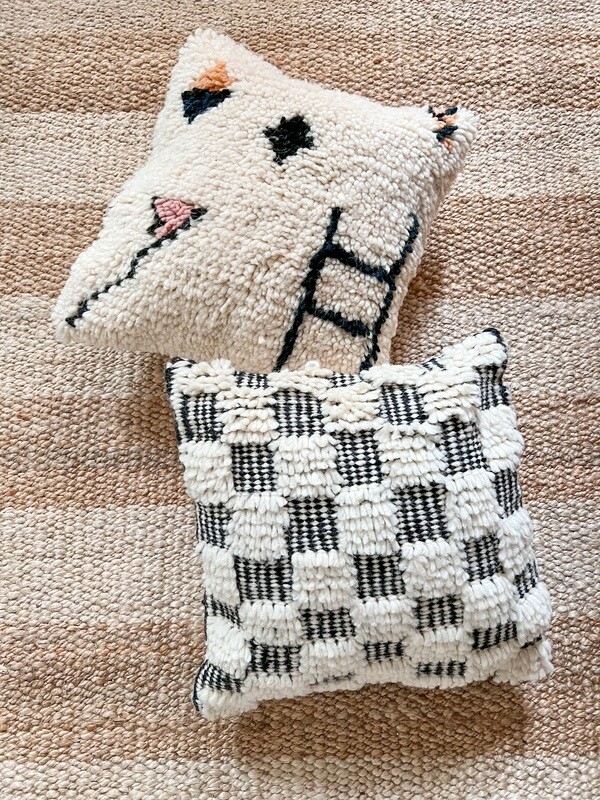 Olá Lindeza | Berber pillow with black embroidery pattern - 45 x 45 cm - natural wool