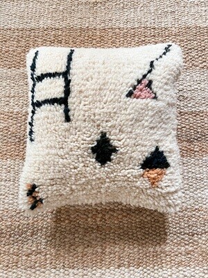 Olá Lindeza | Azilal Berber pillow with geometric shapes 45 x 45 cm - natural wool and pink orange black and midnight blue