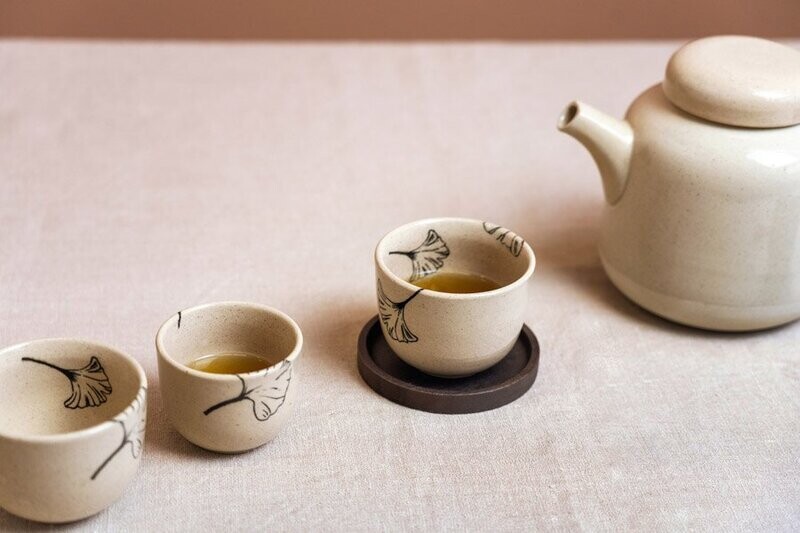 Kinta | Ceramic cup - Sandy beige with Ginkgo leafs 120 ml - 5,5 x 7 cm