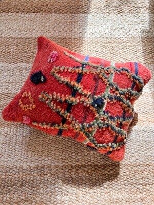 Olá Lindeza | Flatweave pillow red with colorful geometry - 40 x 45 cm - natural wool - Reversible