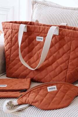 Hindbag | Quilted shopping bag Claude with magnetic button closure - Sienna orange - GOTS certified organic cotton padding - designed in Paris, France Hindbag | Quilted shopping bag Claude with magnetic button closure - Sienna orange - GOTS certified organic cotton padding - designed in Paris, France