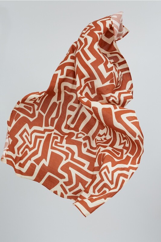 Suite13 | Pareo summer scarf 100 x 150 cm - 55% linen, 45% viscose - Mao clay red & off white print Suite13 | Pareo summer scarf 100 x 150 cm - 55% linen, 45% viscose - Mao clay red & off white print