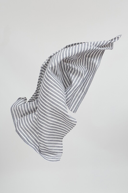 Suite13 | Pareo summer scarf 100 x 150 cm - 55% linen, 45% viscose - blue & white stripes Suite13 | Pareo summer scarf 100 x 150 cm - 55% linen, 45% viscose - blue & white stripes