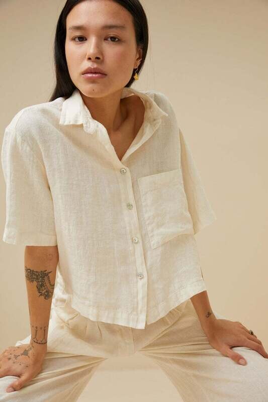 By-Bar Amsterdam | LAST ONE in M - Cris linen blouse cream white - 100% linen - made in Portugal By-Bar Amsterdam | LAST ONE in M - Cris linen blouse cream white - 100% linen - made in Portugal