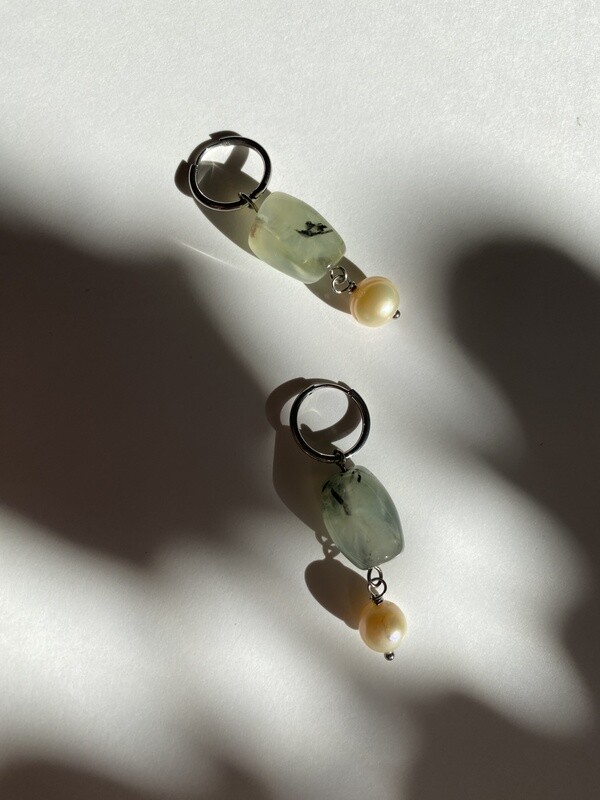 evankrumah | Silver hoops with Prehnite Epidote stone and keshi pearl - handcrafted in Cologne