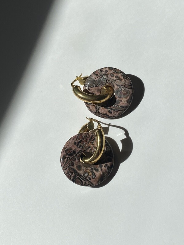 evankrumah | Gold hoops with a Leopard Achat stone - 24k gold-plated 925 sterling silver - upcycled &amp; handmade in Cologne