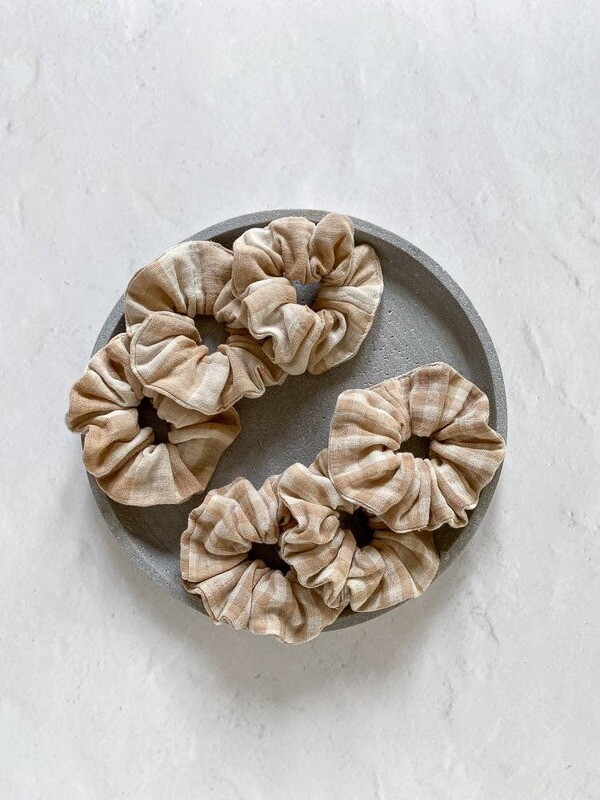Evelina Apparel | Scrunchies soft cotton muslin - Sand checkered