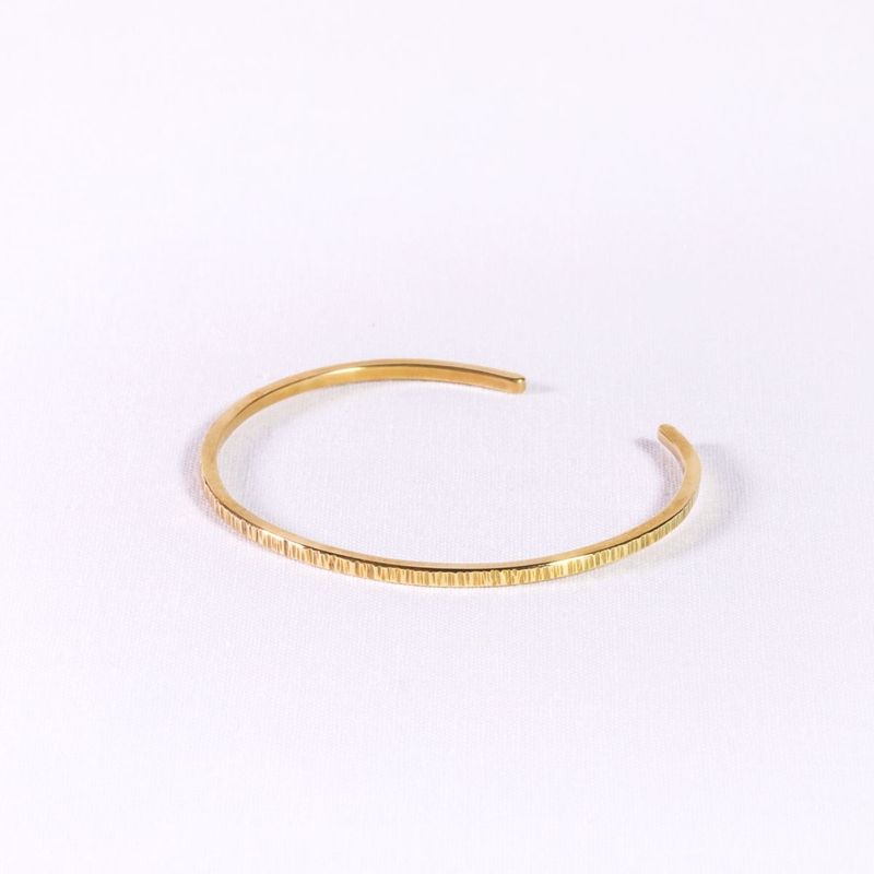 umiwi | Gold bangle bracelet structured stripes - recycled brass - ethically made in Mexico