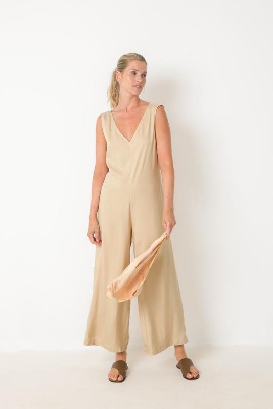 CUS Barcelona | V-neck Jumpsuit champagne - 100% ecovero viscose - made in Barcelona CUS Barcelona | V-neck Jumpsuit champagne - 100% ecovero viscose - made in Barcelona