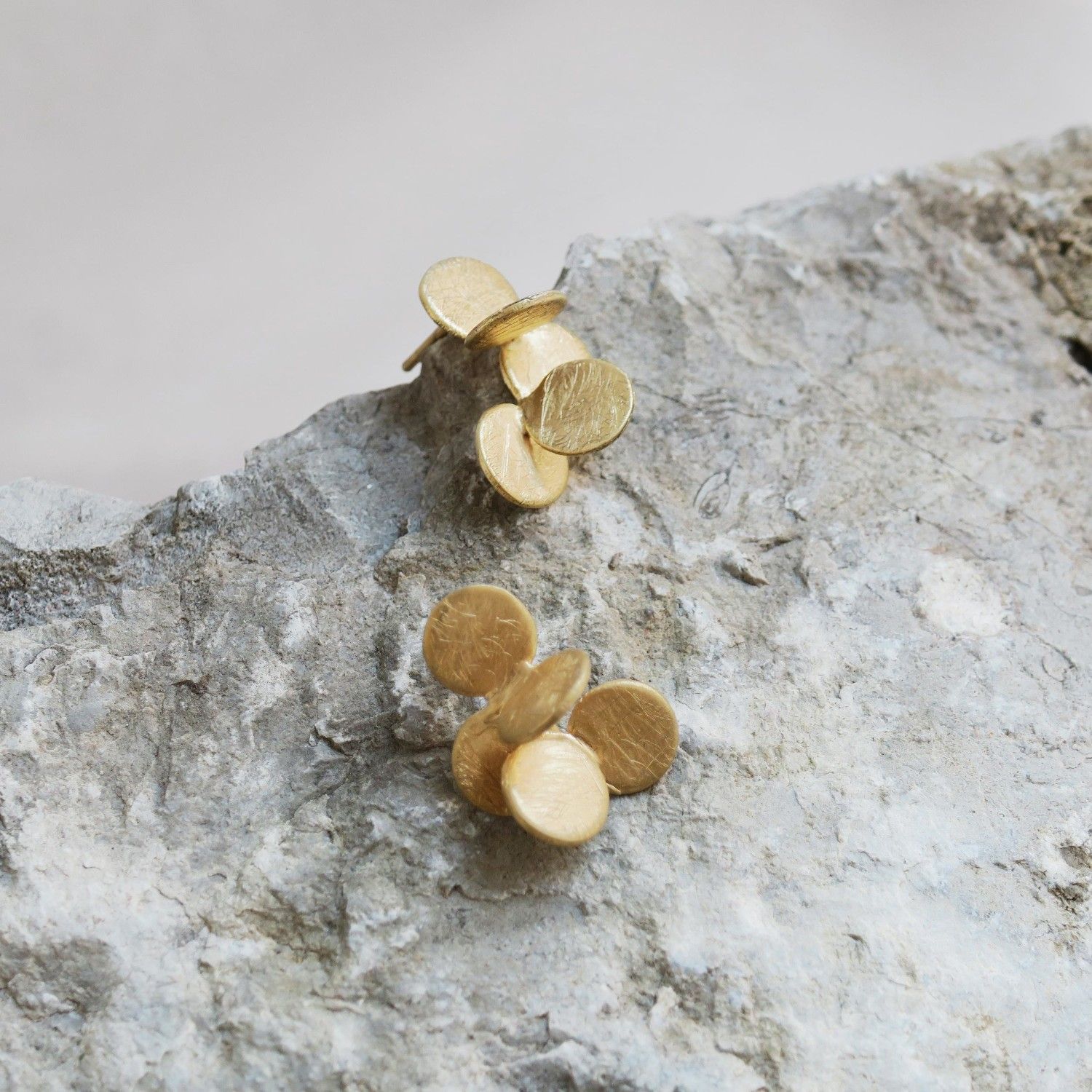 Joidart | Golden earrings Arai medium - 24k matte gold metal - made in Barcelona
