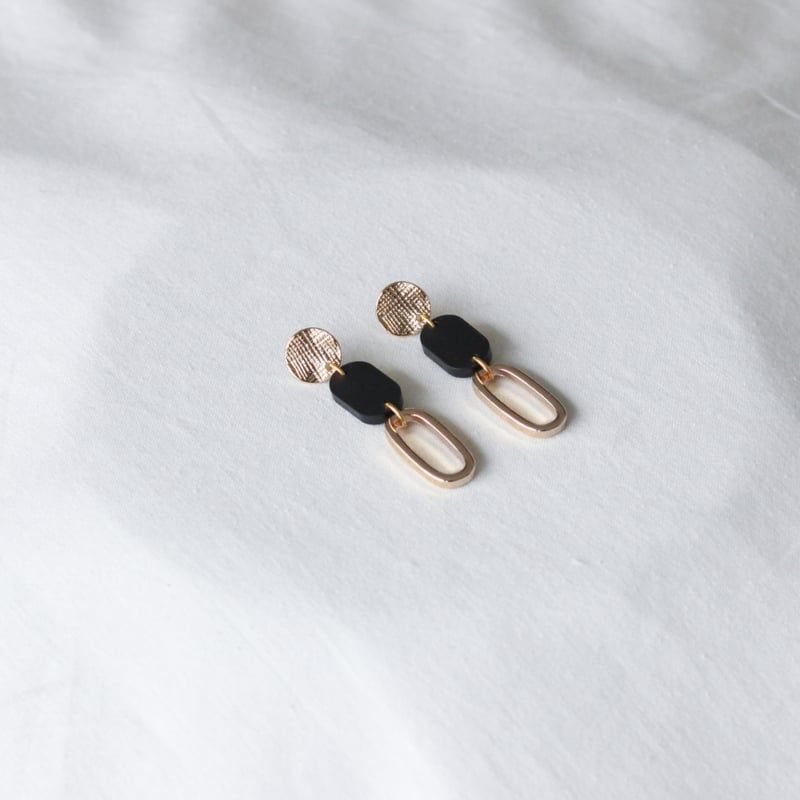 Studio Nok Nok | Festive gold hammered earrings with black and gold pendant - made in Belgium