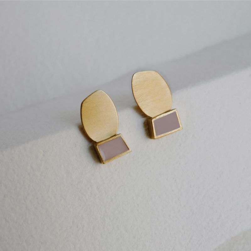 Joidart | Golden earrings collage mauve enamel - 24k matte gold metal - made in Barcelona