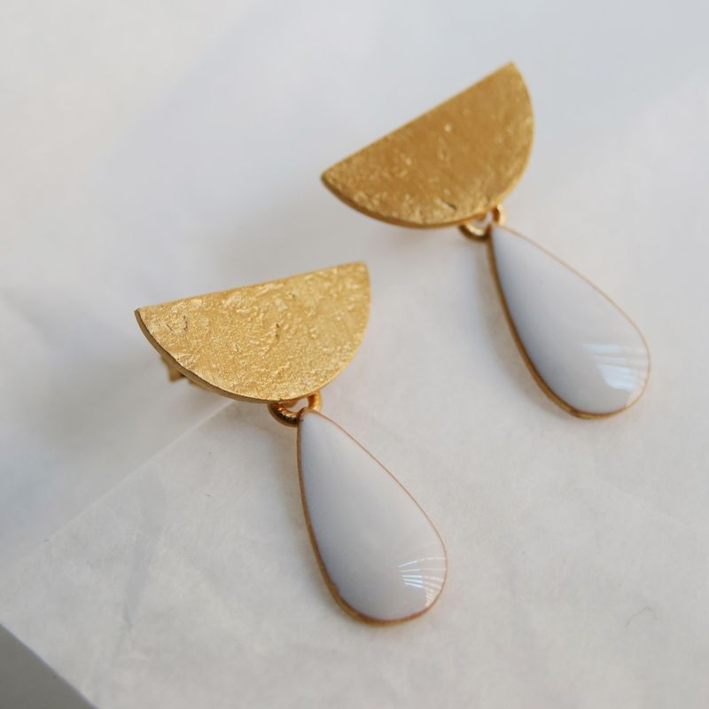 Joidart | White drop earrings 2,4cm - 24k matte gold metal - made in Barcelona