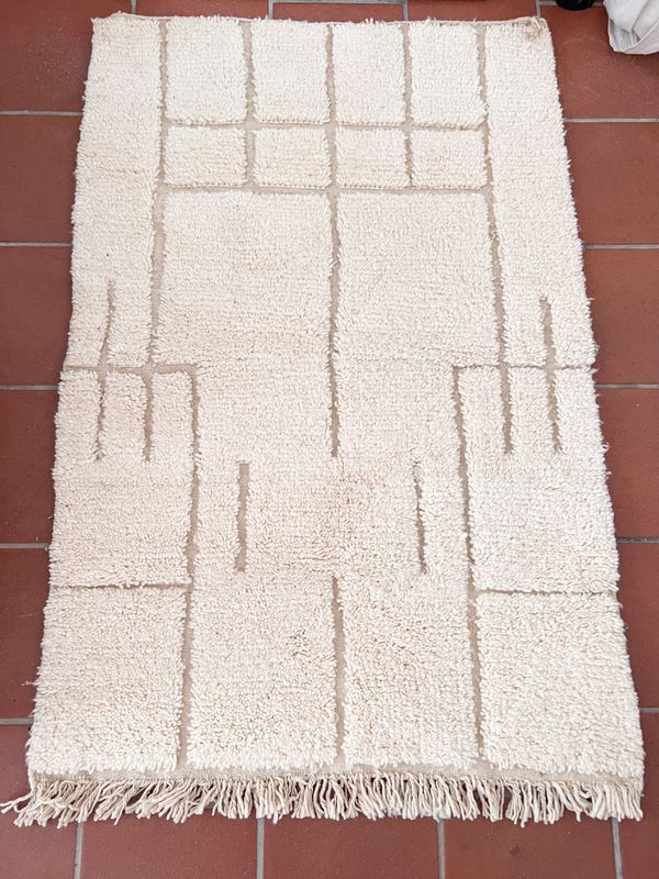 Olá Lindeza | Beni Ourain Moroccan berber rug 160 x 100 cm - sheep wool embroidered lines