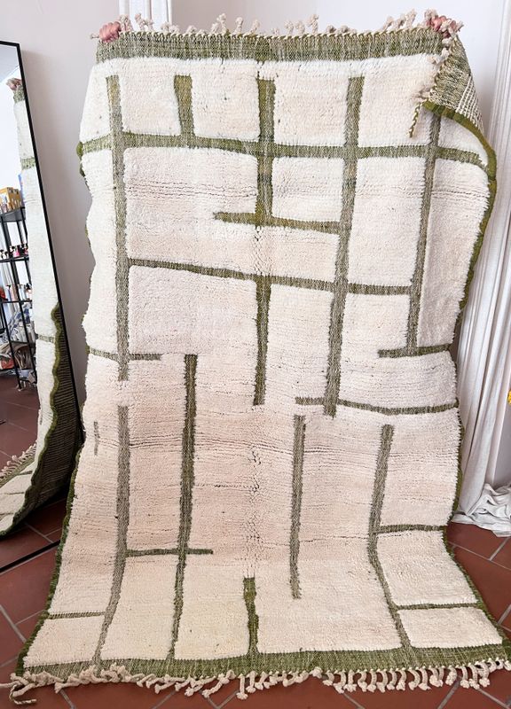 Olá Lindeza | Beni Ourain Moroccan berber rug 250 x 160 cm - sheep wool green embroidered lines