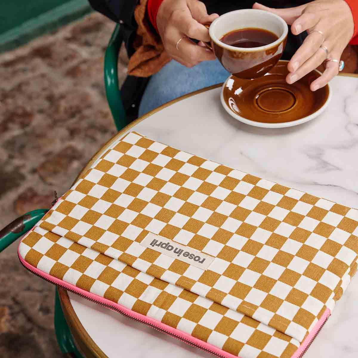 Rose in April | Laptop sleeve Octave 13"/14" 34 x 24cm - Checkerboard Caramel