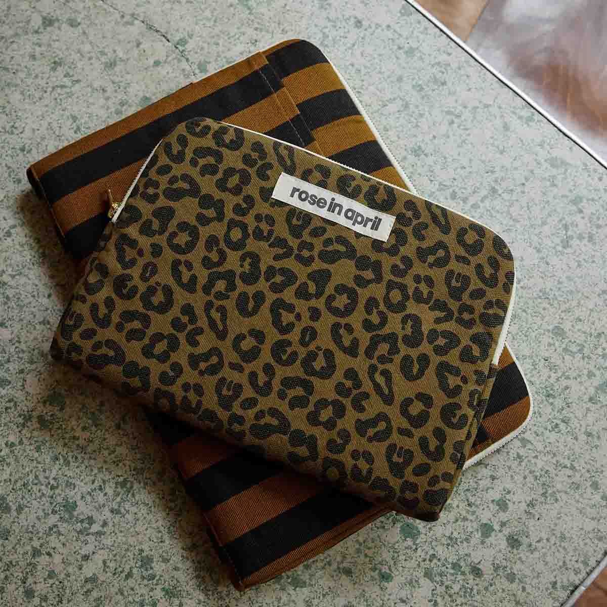 Rose in April | iPad sleeve 20 x 28cm - Leopard olive - made in Portugal