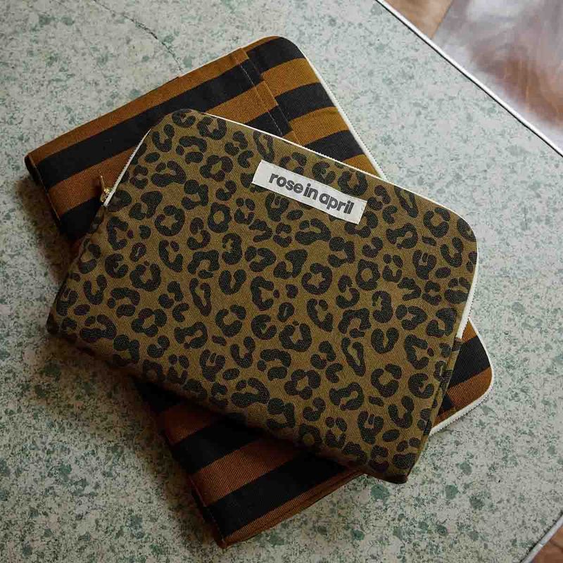 Rose in April | iPad sleeve 20 x 28cm - Leopard olive - made in Portugal
